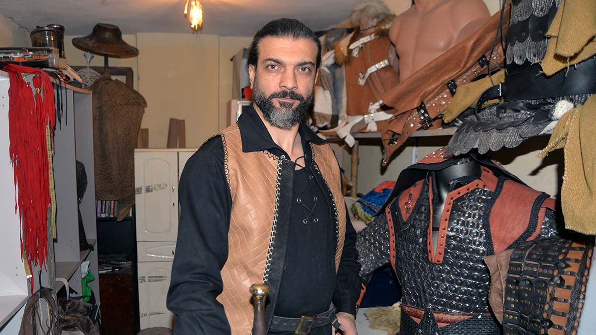 Çalışmaları ilgi gören Erbatan, 16 metrekarelik atölyesinde tarihin farklı dönemlerinde kullanılan kostümleri yapıyor.