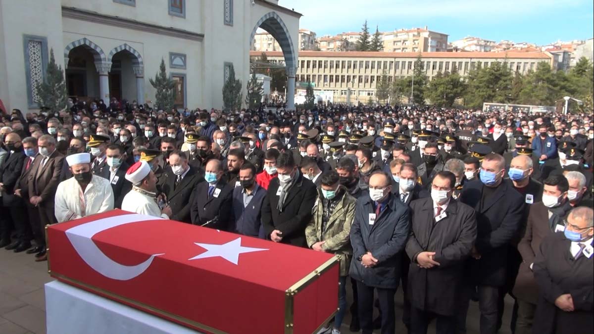  Şehidin KOAH hastası olduğu ve cihaza bağlı kaldığı olduğu öğrenilen babası Murat Ceylan ise törene katılamadı 