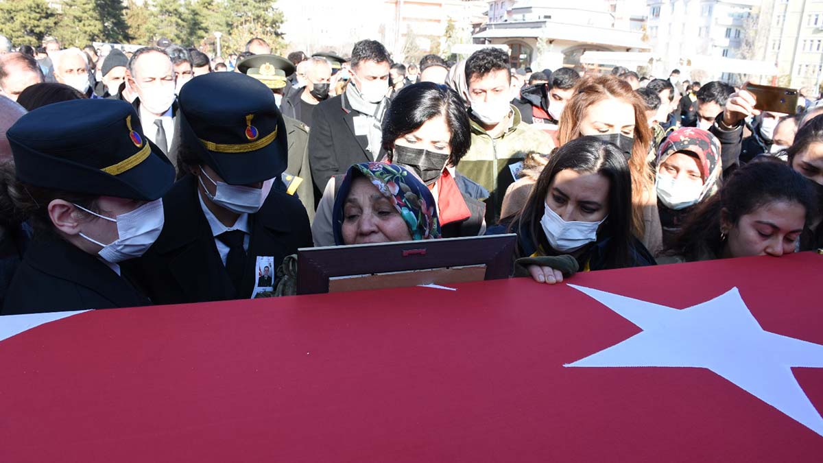 "Ağlama, ağlama hala. Ağlayanları hiç sevmez"