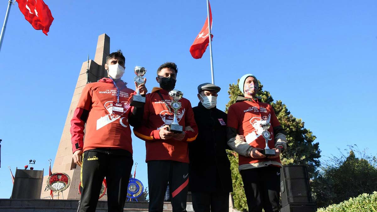  Törende, bugün saat 08.00'da start alan, 10 kilometrelik 15'inci Cumhuriyet Şehitleri Ulusal Koşusu'nda dereceye girenlere de ödülleri verildi 