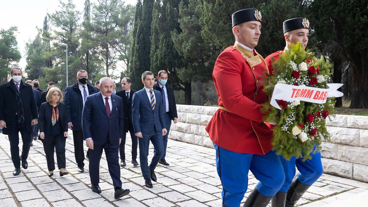 TBMM Başkanı, Karadağ’da Nazi dönemi kurbanları anısına Gorica Partizan Heykeli’ne çelenk bıraktı.