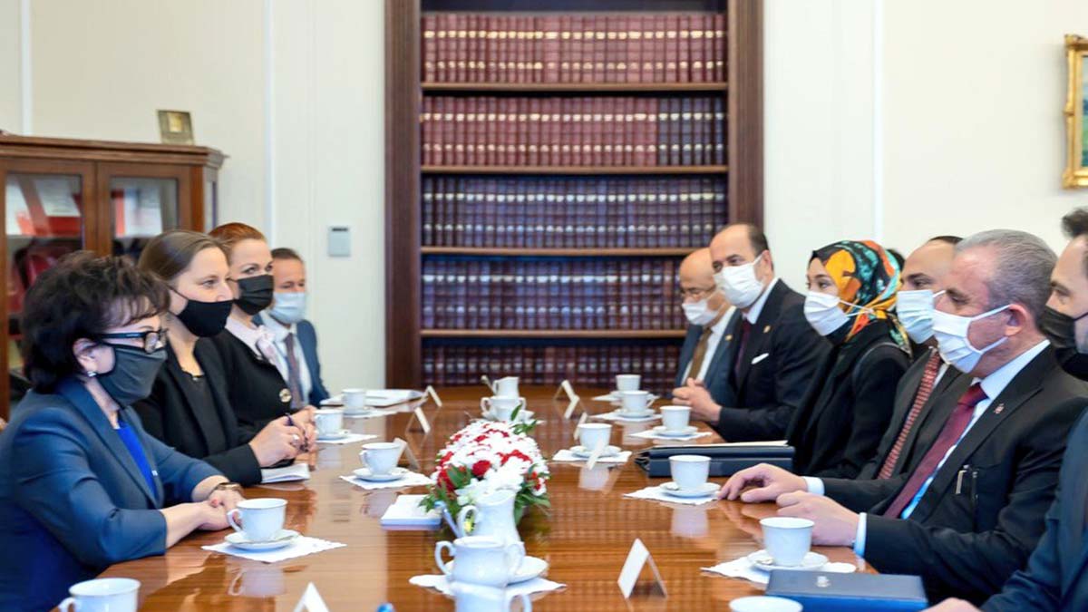 " Türkiye olarak, her zaman Polonya ile birlikte müttefik ve dost ülke olarak, ortak paylaştığımız değerler ve güçlü müttefiklik anlayışı içerisinde ilişkilerimizi geliştirmeyi arzu ediyoruz."