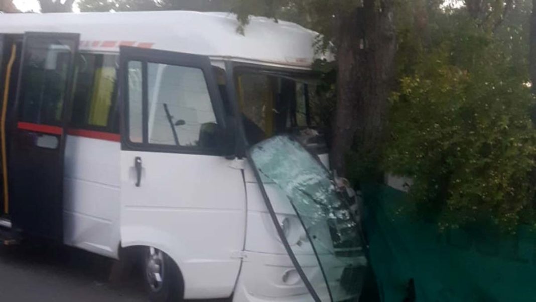 Servis minibüsü ağaca çarptı: 7 öğrenci yaralı