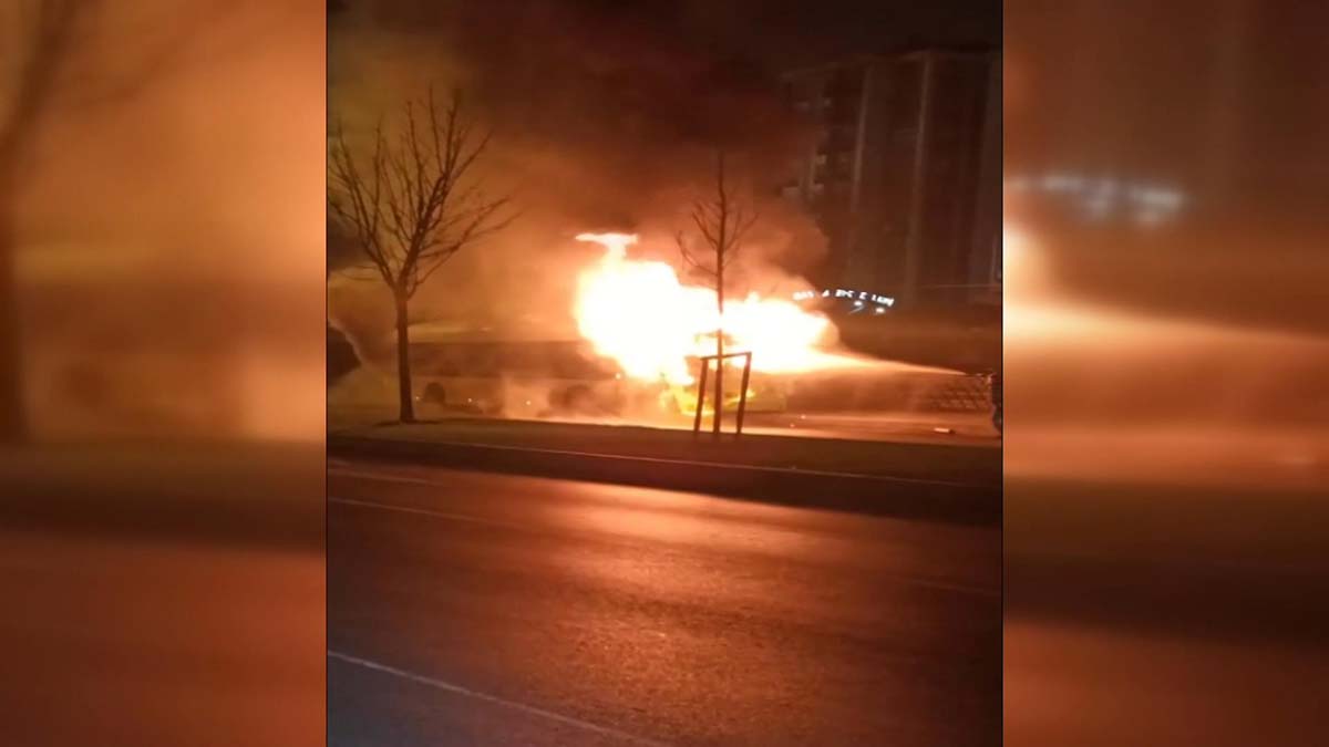 Seyir halindeki İETT otobüsü alev alev yandı