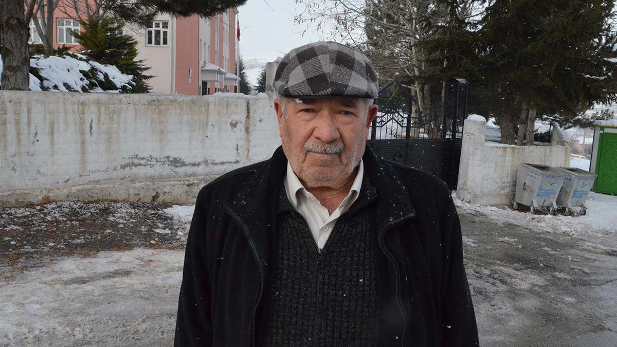 " 'Torunlarımın ikisi de bu okulda eğitim görüyor. Arkadaşları burada. O yüzden başka okula gitmek istemiyor"