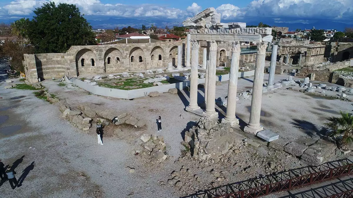 "  7'nci yüzyıldan itibaren bu alan tamamen terk edilmiş. Kazılarda selçuklu izlerine de rastladık"