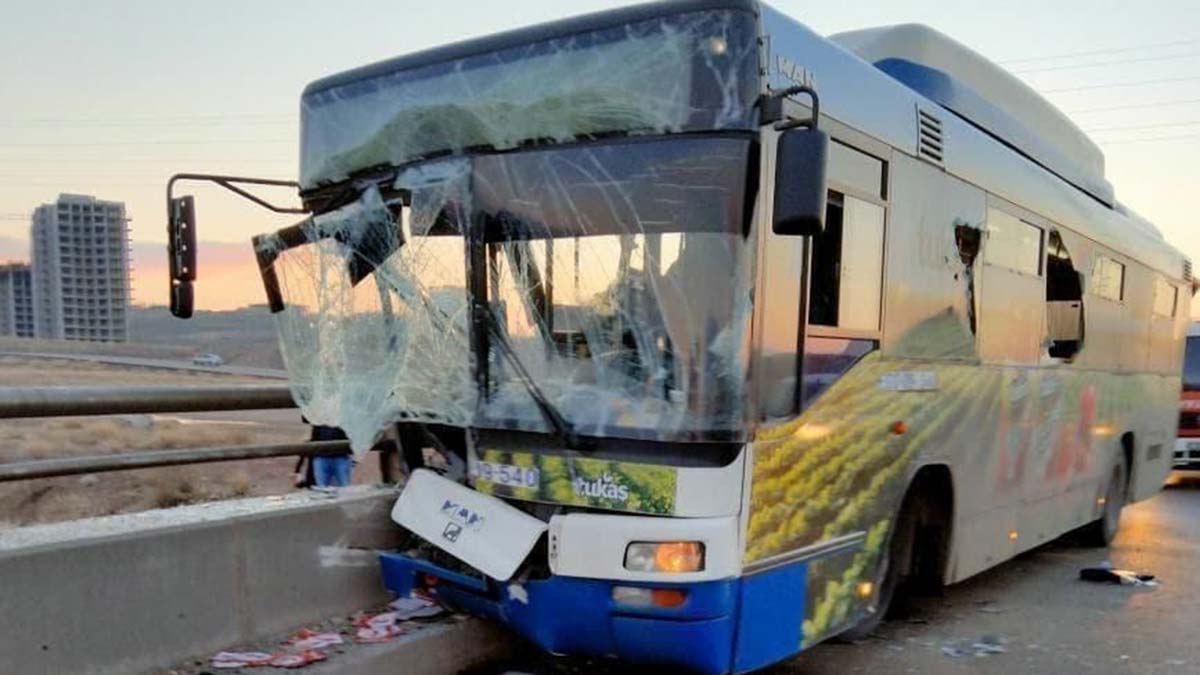 Belediye otobüsü bariyere çarptı: 24 yaralı-yaralılar, ambulanslarla çevredeki hastanelere kaldırıldı.