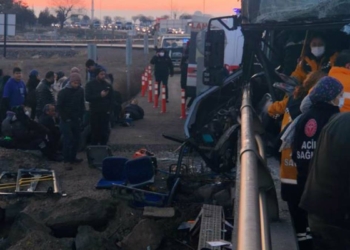 Belediye otobüsü bariyere çarptı: 24 yaralı