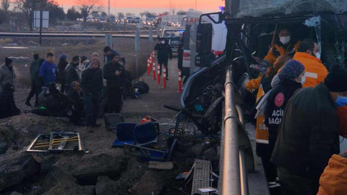 Belediye otobüsü bariyere çarptı: 24 yaralı