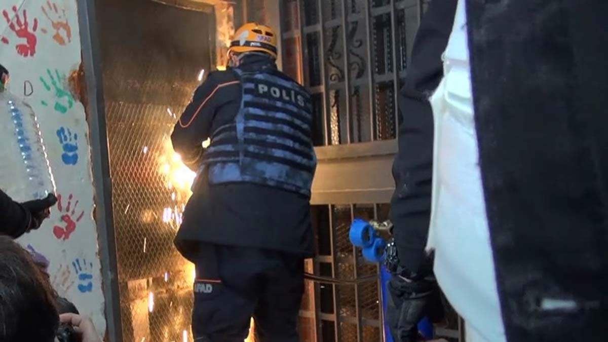 Kapılar kırılarak girilen binada S.G., R.A., B.Y., C.T., B.I., S.K.,C.K., B.V., ve F.Ş. gözaltına alındı.