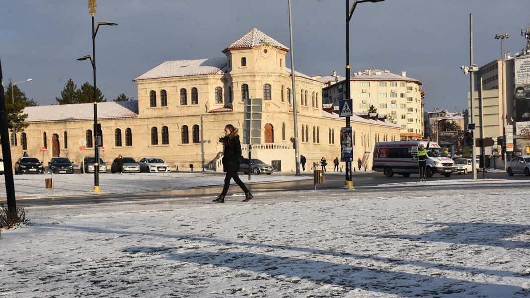 Sivas'ta hava sıcaklığı eksi 10 derece düştü
