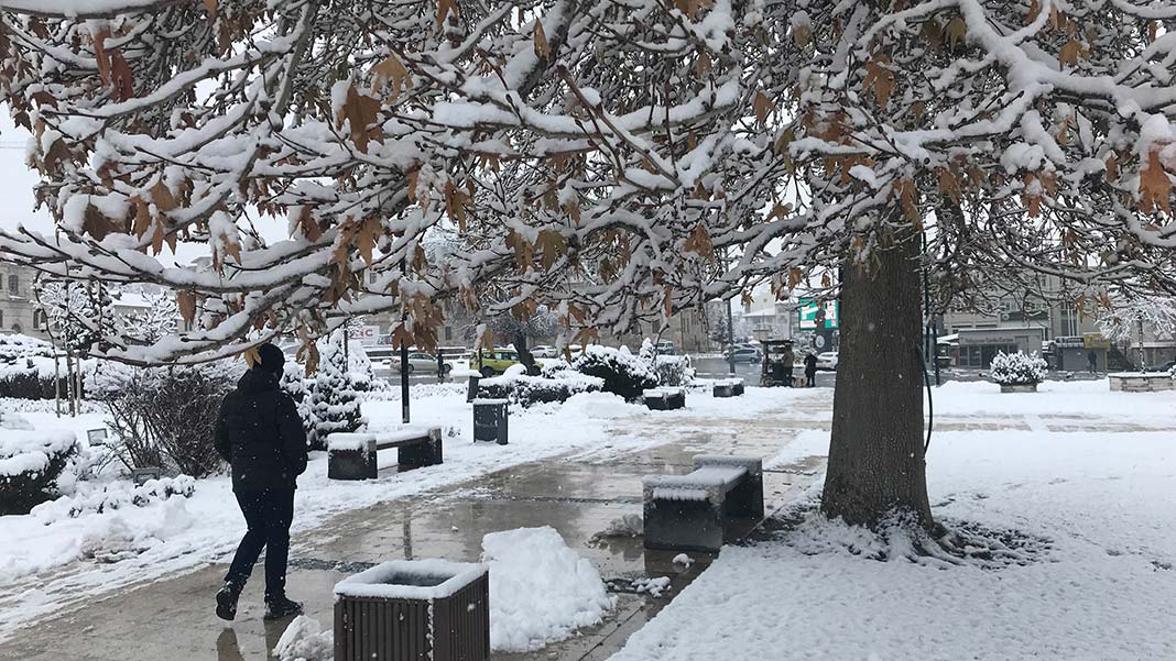 Sivas'ta kar yağışıyla birlikte kent beyaza büründü