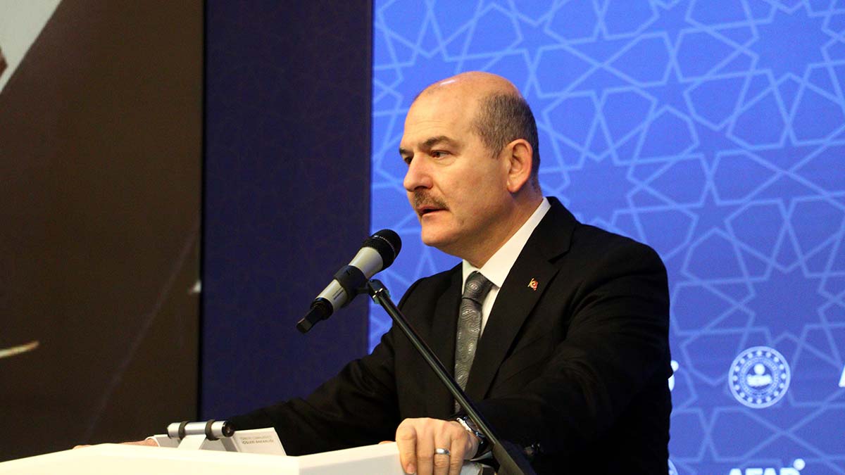 "Bunlar belediyede çalışıyorlardı. Bunun siyasi bir tarafı yok, bunun bir güvenlik tarafı var. Bu millet 'beni koru' diyor. Biz de milletimizi korumak zorundayız. "