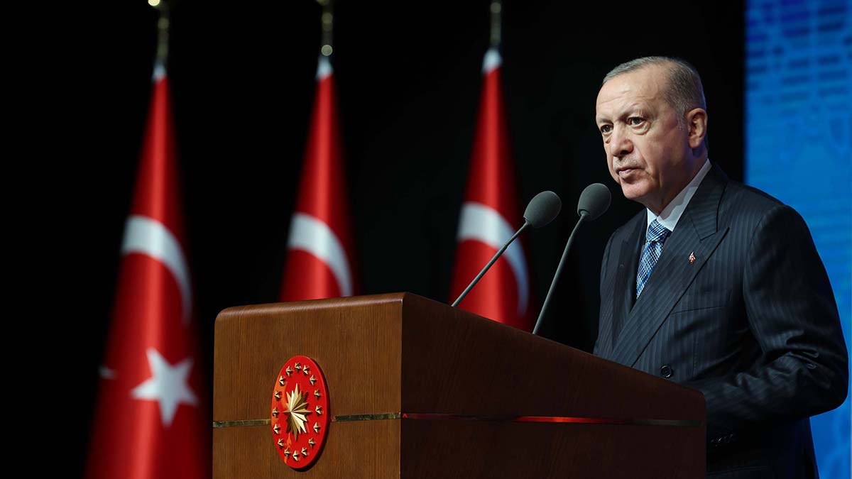 " Dünyamız yeni teknolojilerin devreye girmesi ve iletişim imkanlarının yaygınlaşmasıyla birlikte tarihi bir dönüşüm geçiriyor"