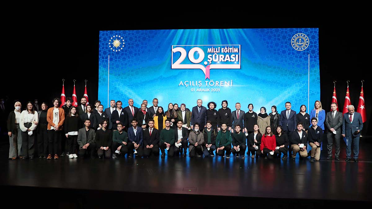 " Anne babalar gerektiğinde ceketlerini satıp kız çocuklarını okutmak istediğinde, maddiyattan önce bu zihniyetin yasakçı tavrıyla karşılaşmıştır"