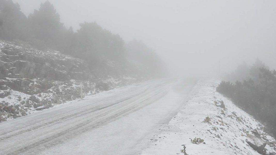 Spil Dağı Milli Parkı'na mevsimin ilk karı yağdı