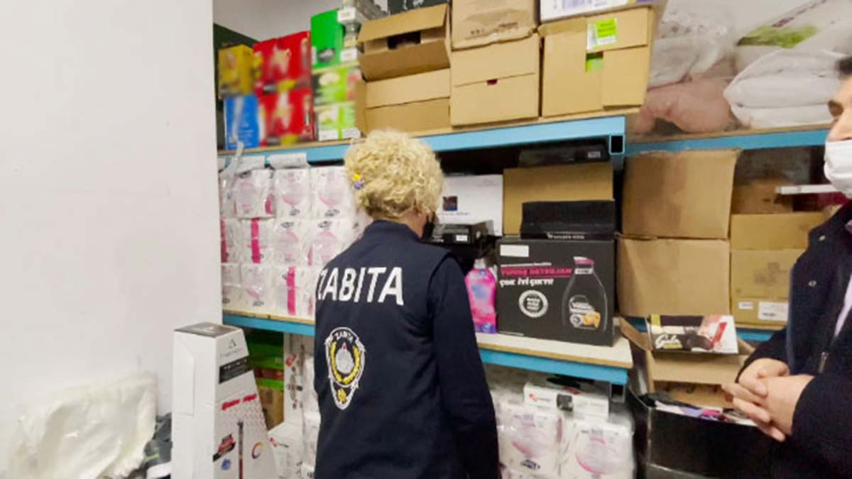 " Genellikle tedarik zincirindeki aksamalar nedeniyle hem sevkiyatta yaşanan problemler hem de bir işletmenin stokçuluk yapması nedeniyle diğer işletmenin aynı malı daha pahalı fiyattan alması veya hiç alamaması şeklindeki sorunlar ortaya çıkabiliyor"