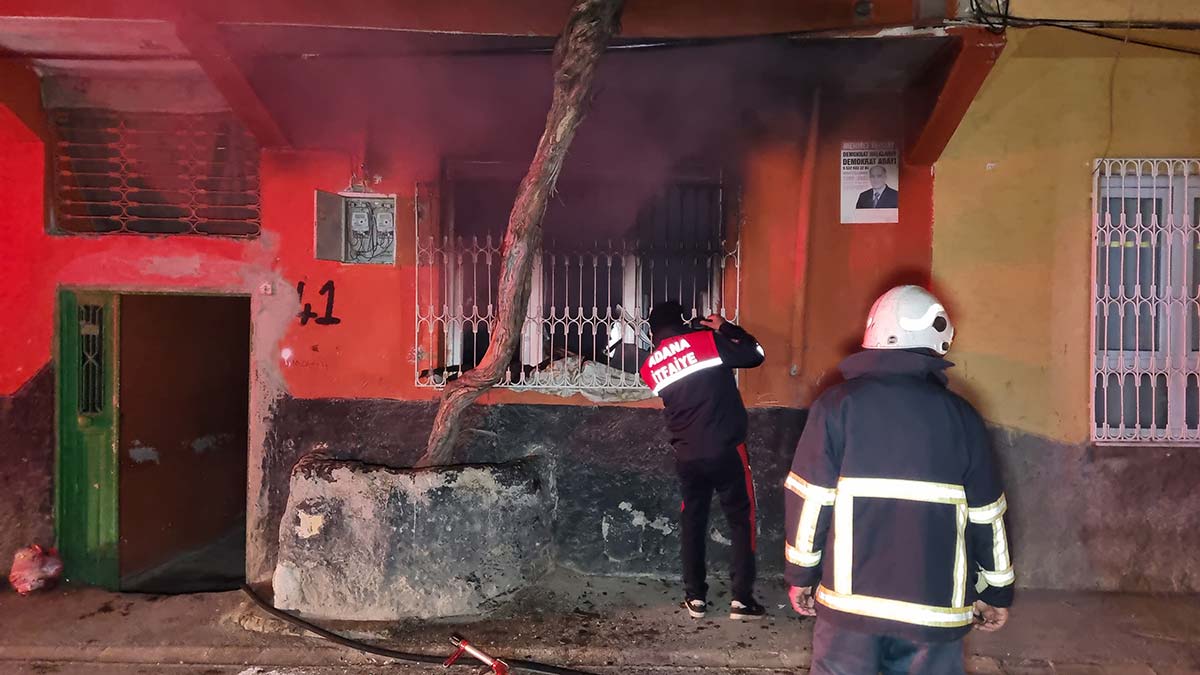 Elektrik kontağından çıktığı saptanan yangın nedeniyle oda ve içindeki bilgisayarlar yandı 