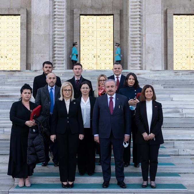 " Biz şu anda görüşmedeyken Arnavutluk'ta gerçekten çok güzel bir olay gerçekleşmektedir"