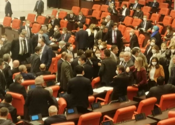 TBMM Genel Kurulu'nda oturuma tartışma arasıTBMM Genel Kurulu'nda oturuma tartışma arası