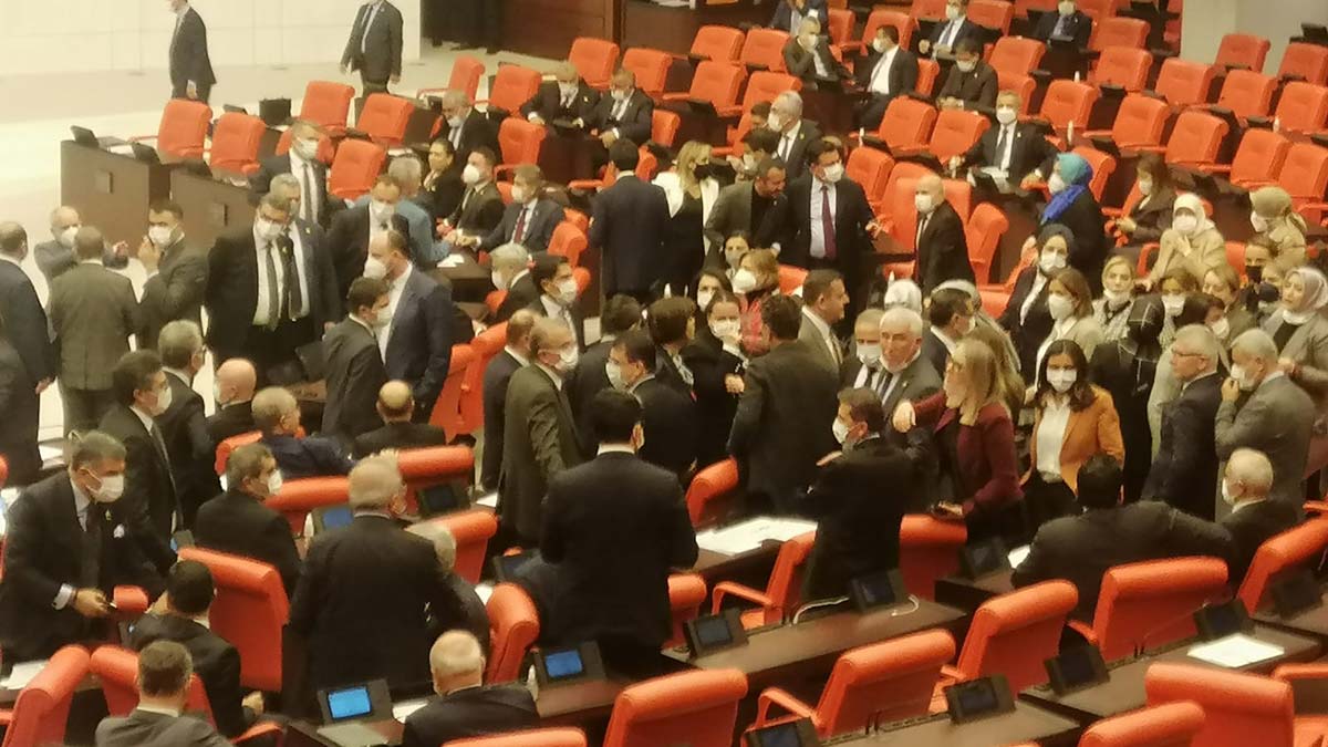 TBMM Genel Kurulu'nda oturuma tartışma arasıTBMM Genel Kurulu'nda oturuma tartışma arası