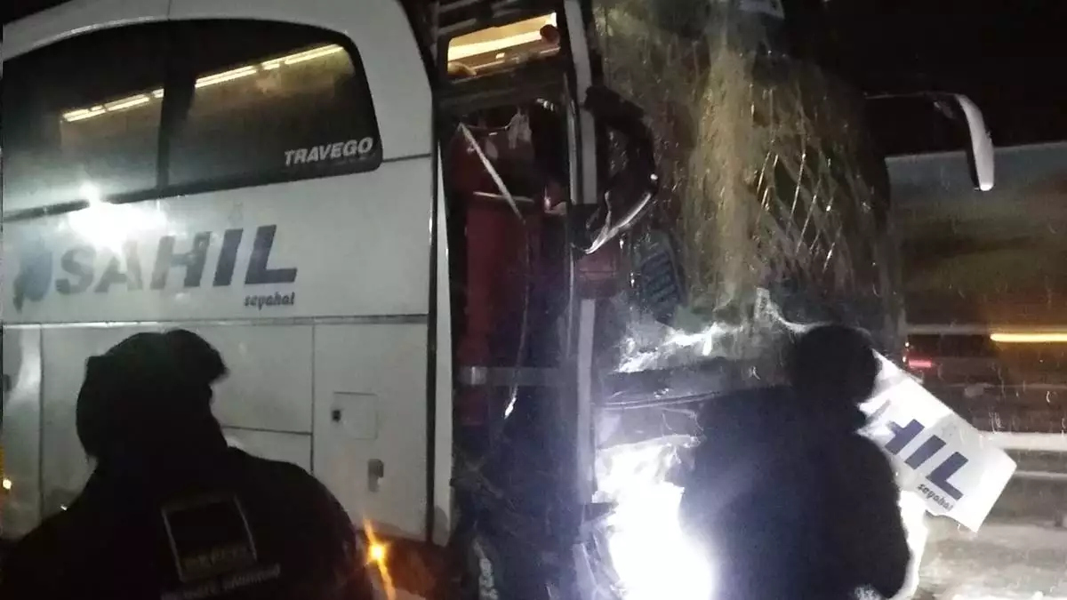 Tir'a arkadan çarpan yolcu otobüsünde 15 yaralı