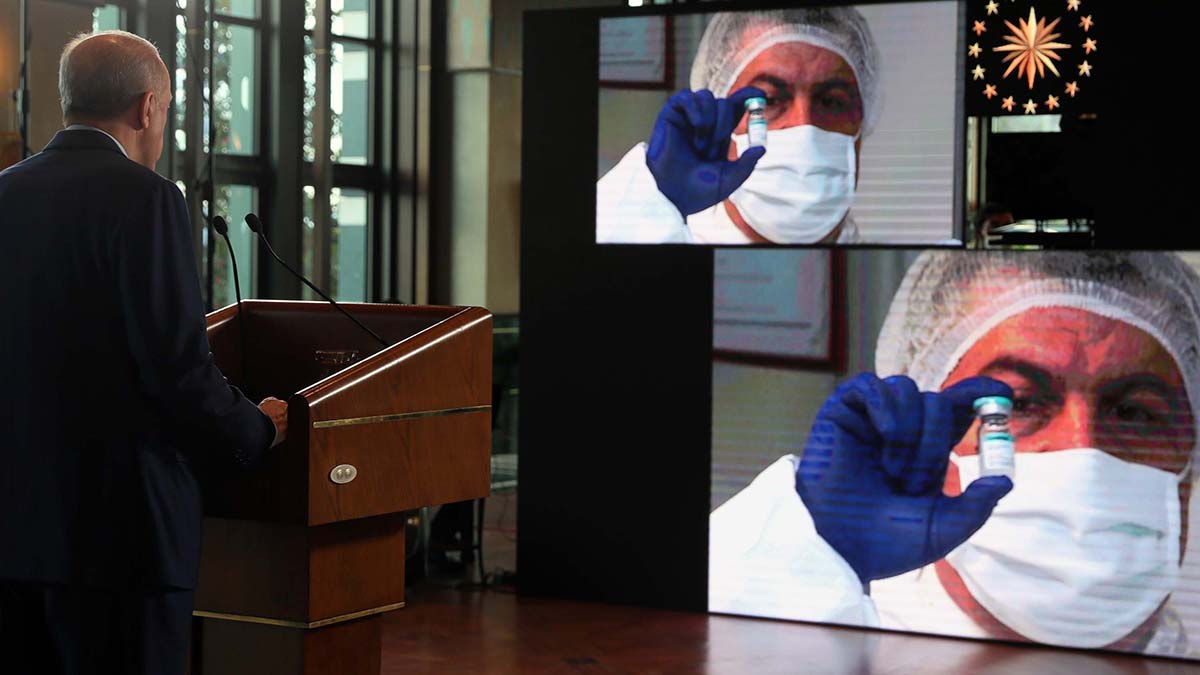 " Uzun bir çalışma ve hazırlık döneminin ardından gereken onayları alarak, üretim ve kullanma aşamasına gelen Turkovac aşımız, milletimizi salgına karşı en etkili şekilde koruma gayretlerimizin bir sembolüdür."