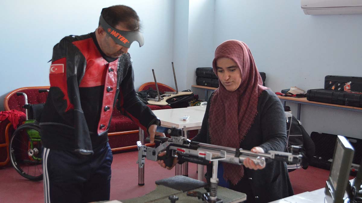 " Hatta eşim, benim sağ kolum oldu da diyebilirim. Hem silah atışlarımda, hem de hayatımda bana yardımcı oluyor"