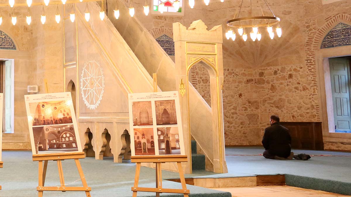 Yine caminin minberi üzerindeki altın varak süslemeler, raspa çalışmalarıyla ortaya çıkarıldı.