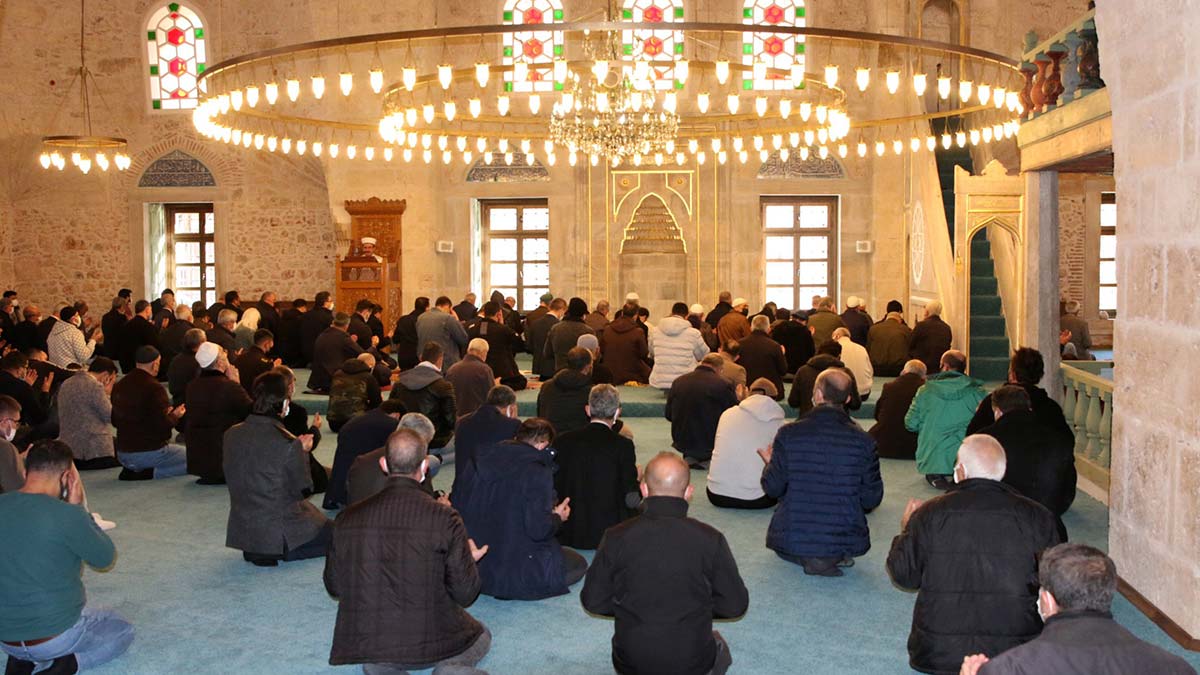 Yine restorasyon sürecinde avluda 2 sarnıç, 2 tandır ve 3 mezar bulundu