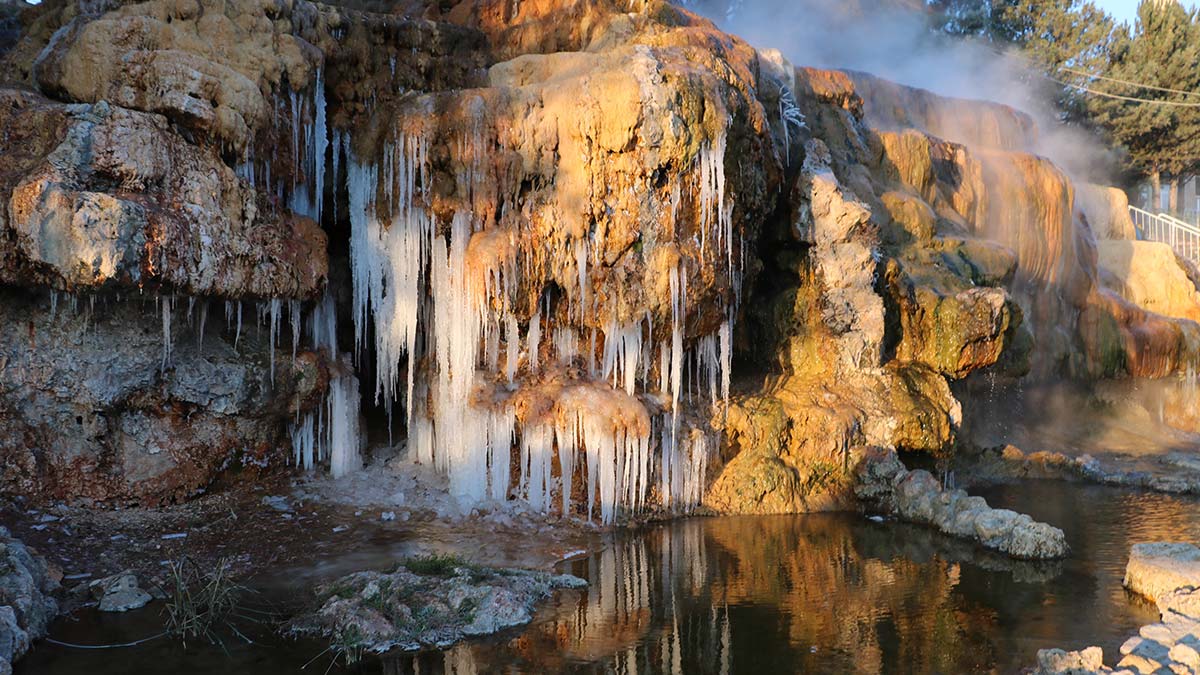 Termal suyun aktığı yapay şelale dondu