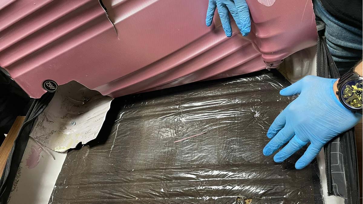 Üst araması ve valizi aranan şüphelinin, valizindeki astar altında gizlenmiş 3 kilo 240 gram eroin bulundu