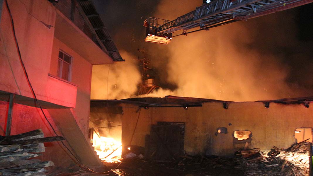 Tokat'ta kereste fabrikasında yangın