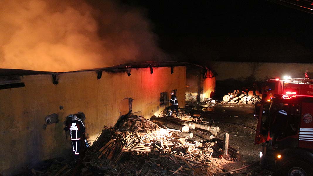 Fabrikada büyük çapta hasarın meydana geldiği yangın sonucu soruşturma başlatıldı.