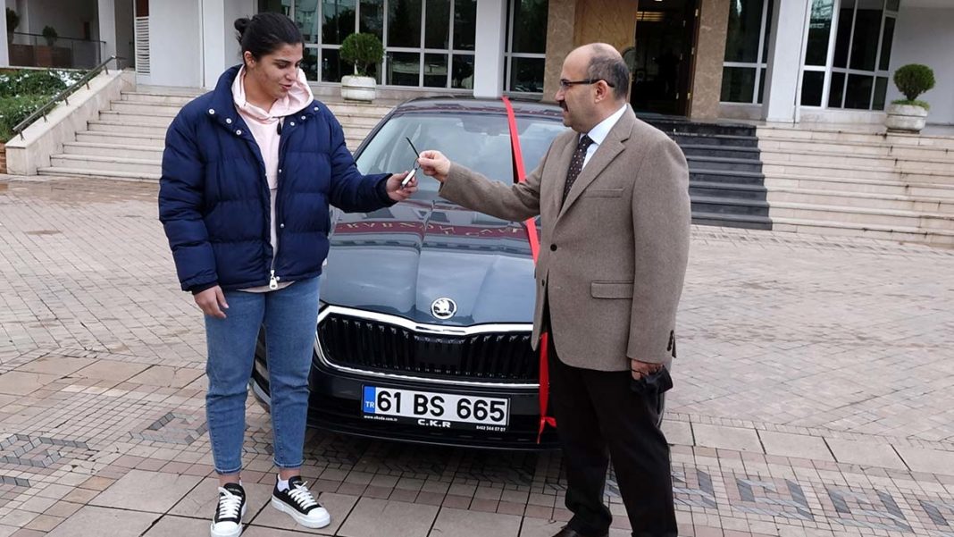 Trabzon'da Sürmeneli'ye otomobil hediye edildi