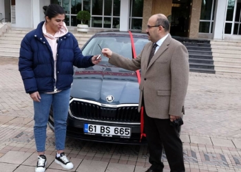 Trabzon'da Sürmeneli'ye otomobil hediye edildi