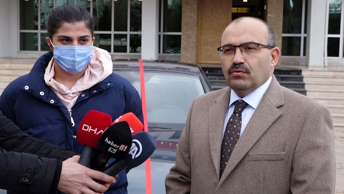 " Ülkemize ve Trabzon'a bu gururu yaşatan kızımıza, Trabzon halkımızın, iş adamlarımızın armağanı olarak antrenmanlara daha rahat gidip gelebilmesi ve günlük ihtiyaçlarını daha rahat karşılayabilmesi adına bir araç hediye ediyoruz"