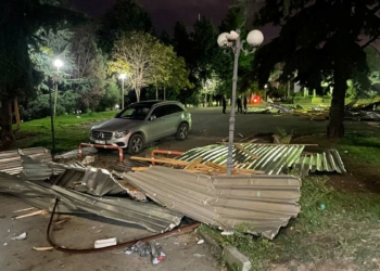 Trabzon'da fırtınada çatılar uçtu; araçlar hasar gördü