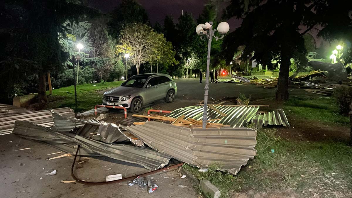 Trabzon'da fırtınada çatılar uçtu; araçlar hasar gördü