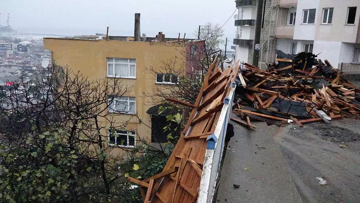 Karadeniz teknik üniversitesi (ktü) farabi hastanesi acil servisi'nin çatısının uçtu