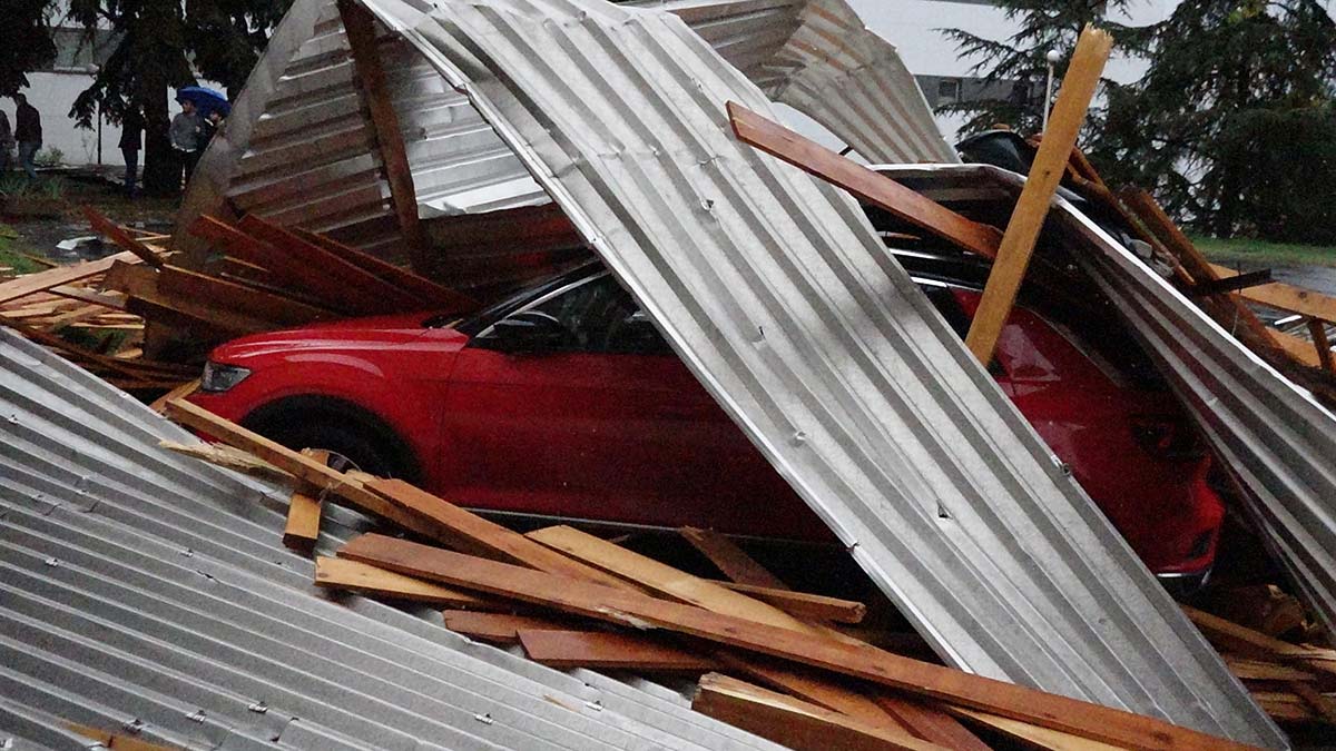 30 metre sürüklenen çatı, park halindeki 2 otomobil ile elektrik nakil hatlarına hasar verdi