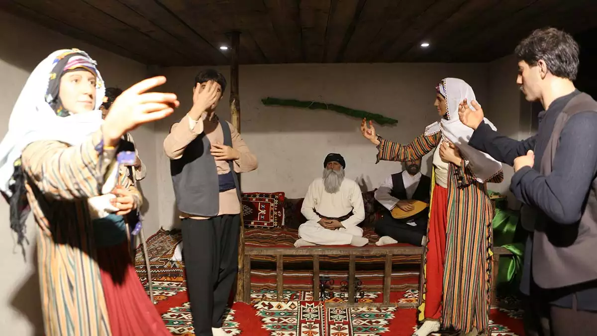 Alevi inancına ait folklorik kıyafetlerle, semaha duran ve güneşe dönüp dua eden, gerçeğini birebir yansıtan bal mumu heykel de müzede yer alıyor.