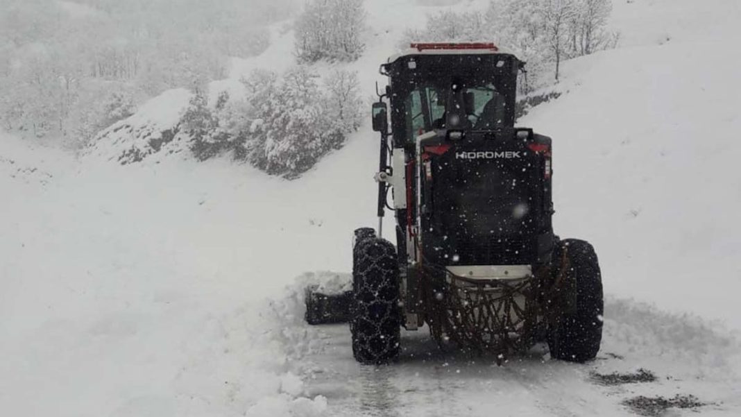 Tunceli'de kar yağışında 144 köy yolu kapandı
