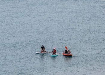 Turistler Konyaaltı Sahili'nde denize girdi