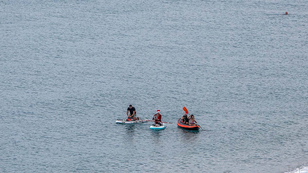 Turistler Konyaaltı Sahili'nde denize girdi
