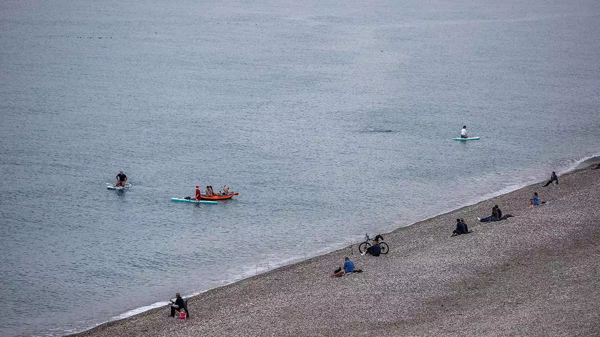 Turistler konyaalti sahilinde denize girdi 2 - yerel haberler - haberton