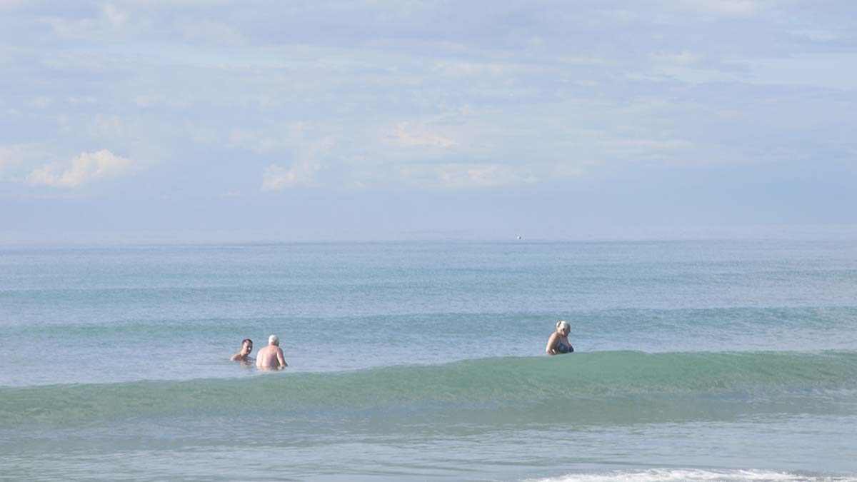 Turistler aralık ayı ortasında deniz keyfi yaşadı