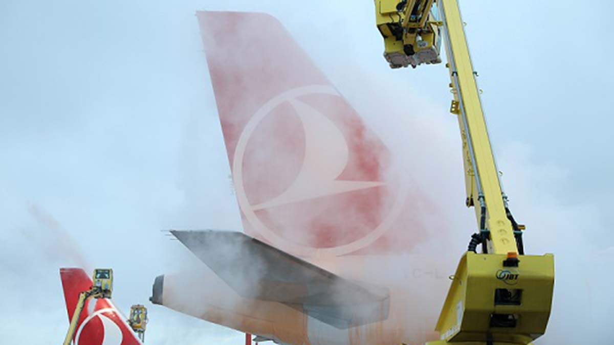 Uçakları buzlanmanın ve soğuğun olumsuz etkilerinden korumak için uçağın dış yüzeyinde bulunan özel bir sıvı yardımıyla temizliyor.