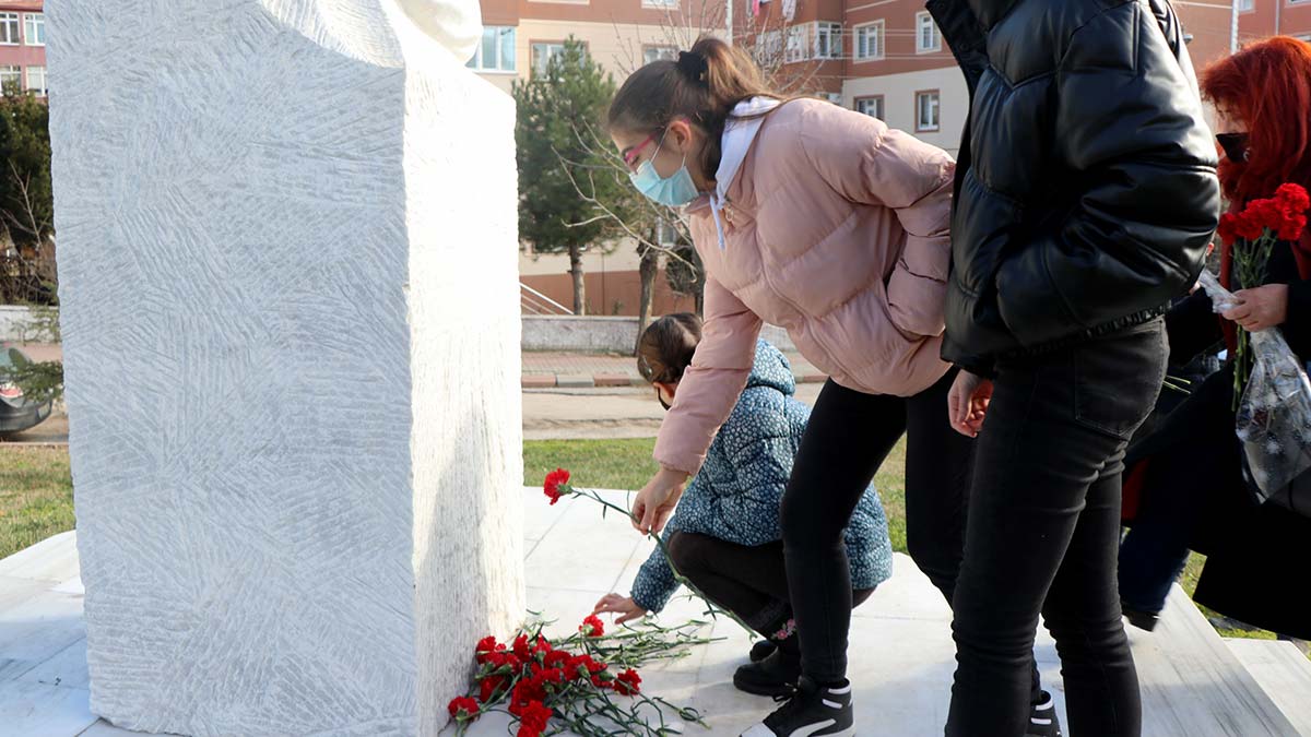 Türkan bebek Edirne'deki anıtı önünde anıldı