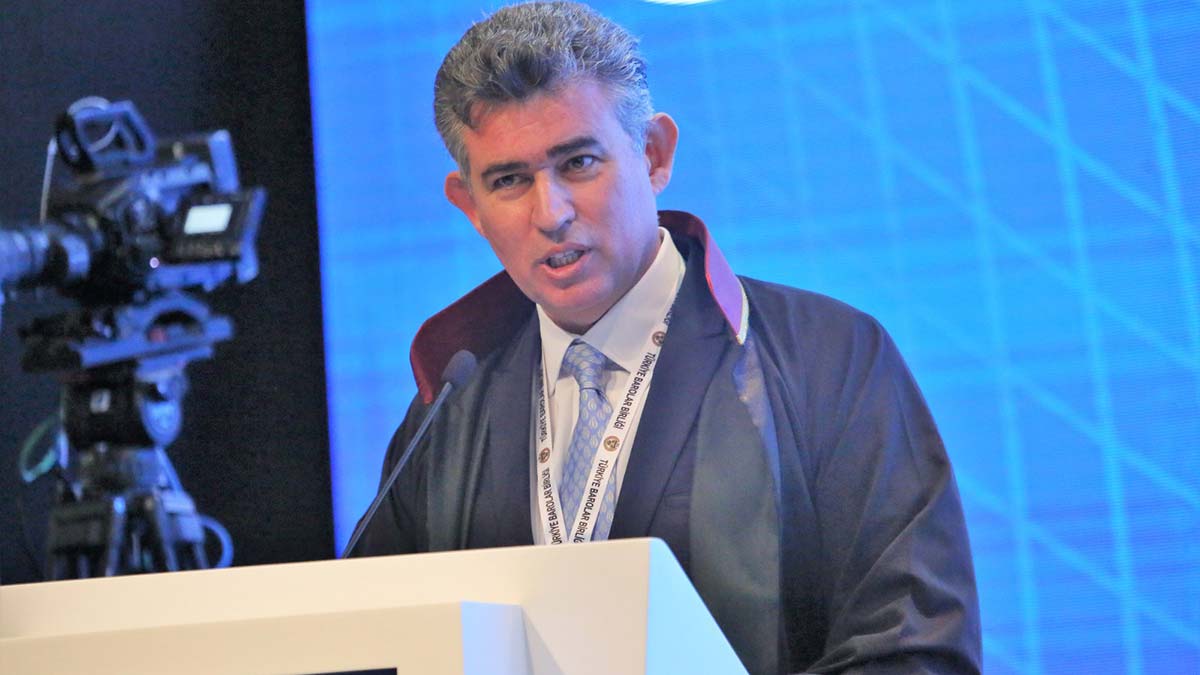 " Oysa biz avukatız. Biz sorgularız, itiraz ederiz, doğru verilere dayanan fikirleri çatıştırırız çünkü biz daima gerçeği ararız"